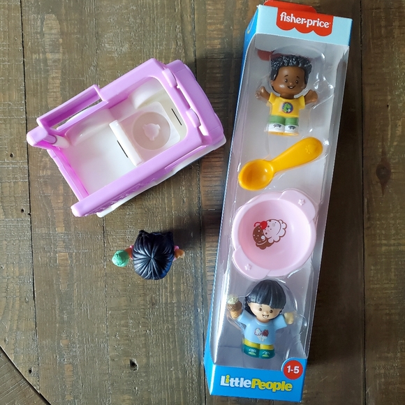 Fisher-Price Little People Dessert Time Set & Share a Treat Ice Cream Truck - Picture 4 of 12